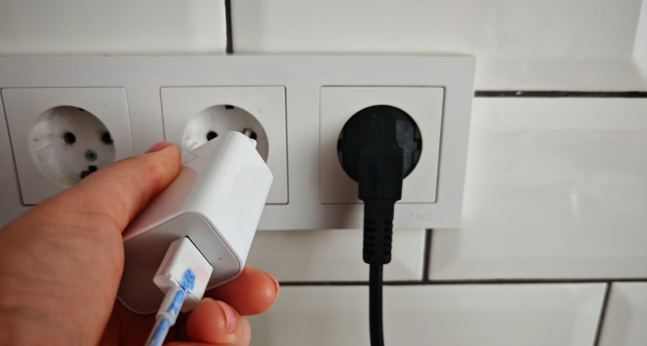 Поэтому нужно выключать технику из розеток: эти приборы мотают электричество даже в режиме ожидания