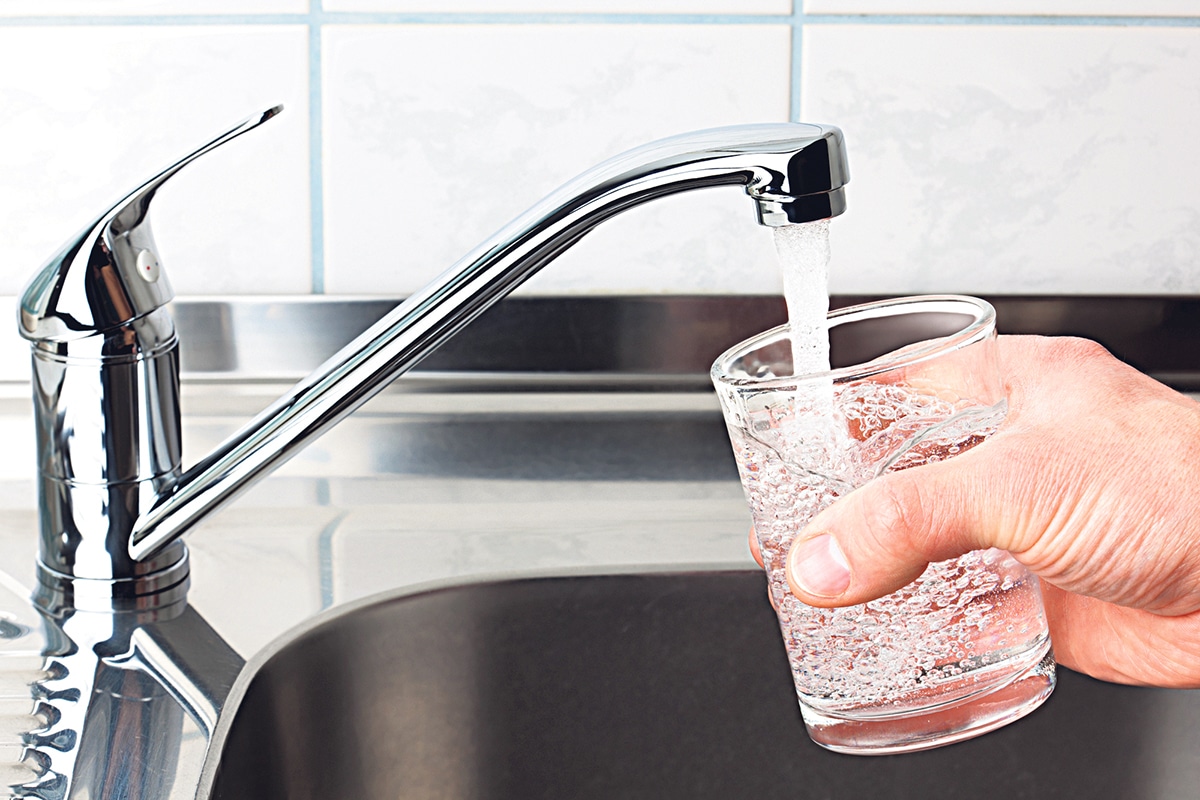 Вода из-под крана может быть опасной: как проверить ее дома и не пропустить тревожные признаки