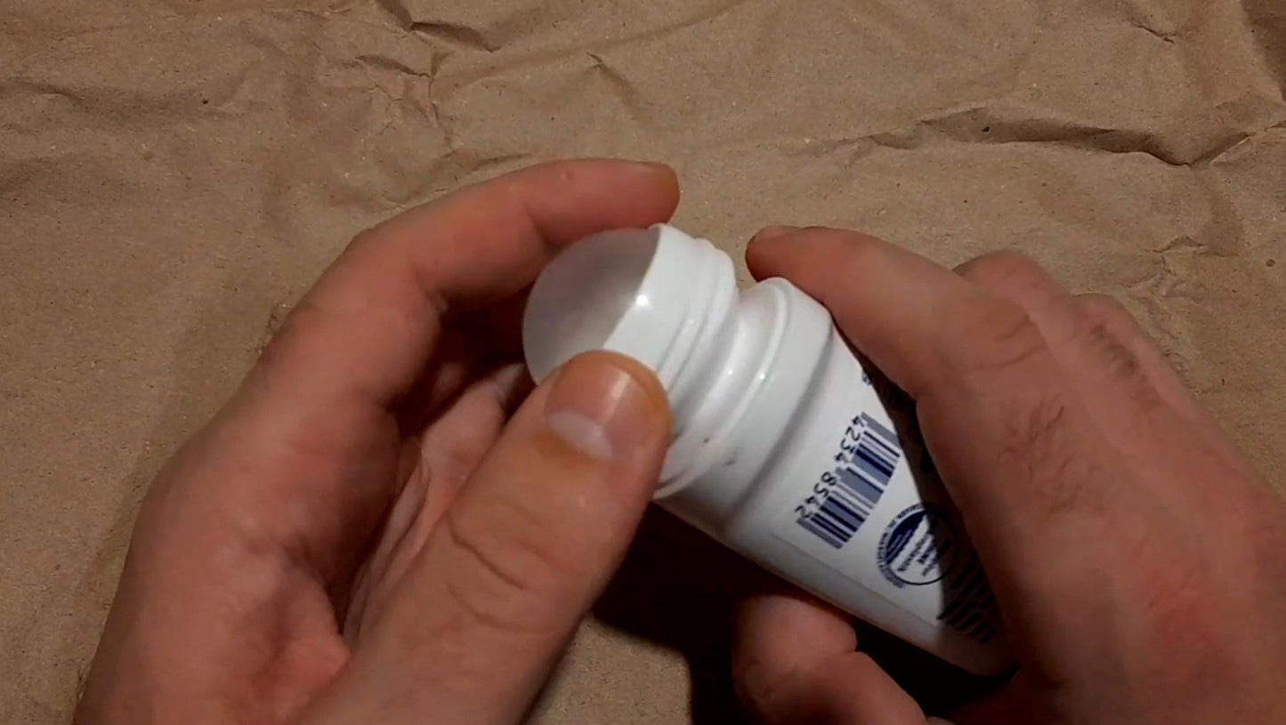 Не выбрасывайте флакон от дезодоранта: как использовать его в быту  результат вас приятно удивит