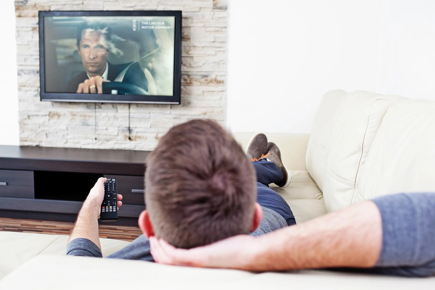 Сон под телевизор  поэтому медики против: как привычка засыпать под ТВ влияет на здоровье