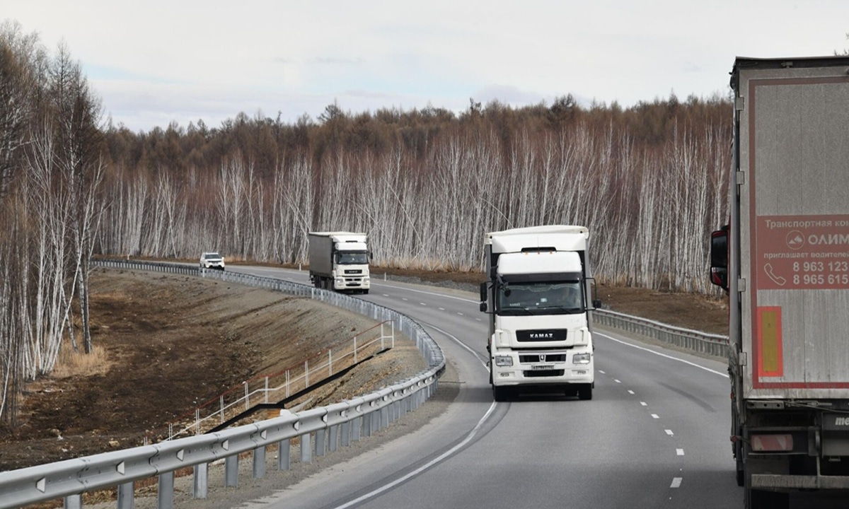Фуры не пускают никого между собой не из вредности: скрытая логика, которую не понять со стороны