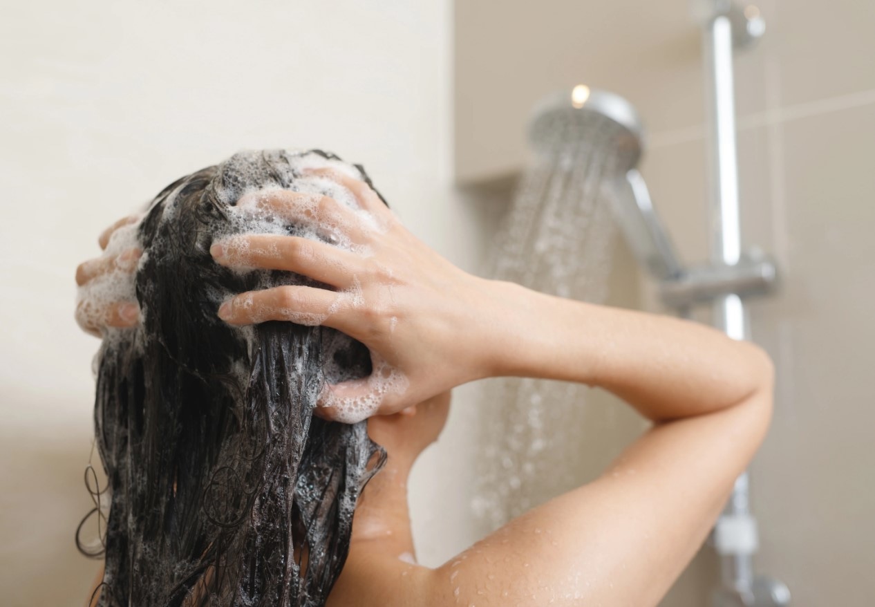Волосы выглядят плохо из-за неправильного мытья: как температура воды и техника влияют на жирность и блеск