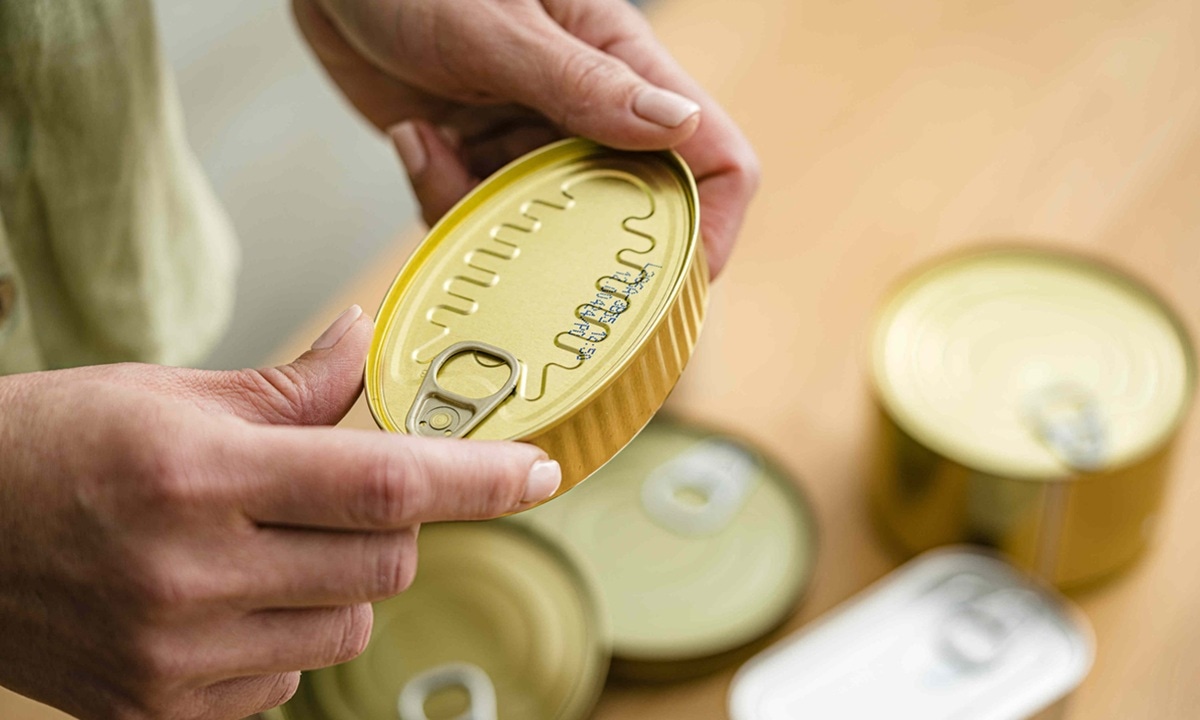 Мыть ли консервные банки из магазина: почему это бессмысленно и какие продукты действительно опасны