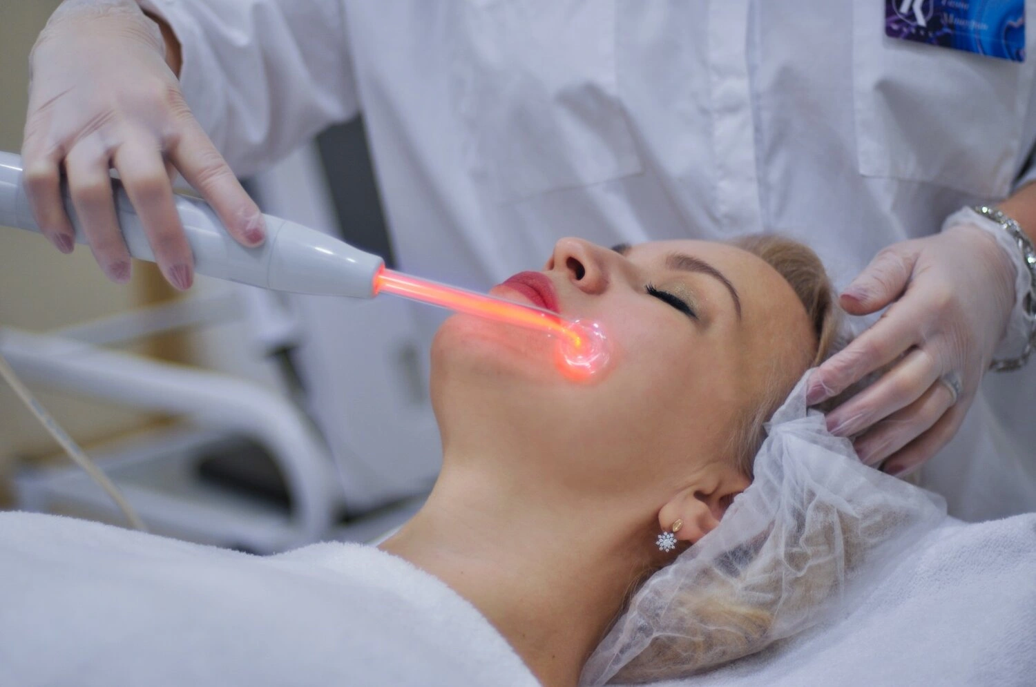 Забытый аппарат врывается в тренды: почему дарсонвализация снова в топе и какие проблемы она решает