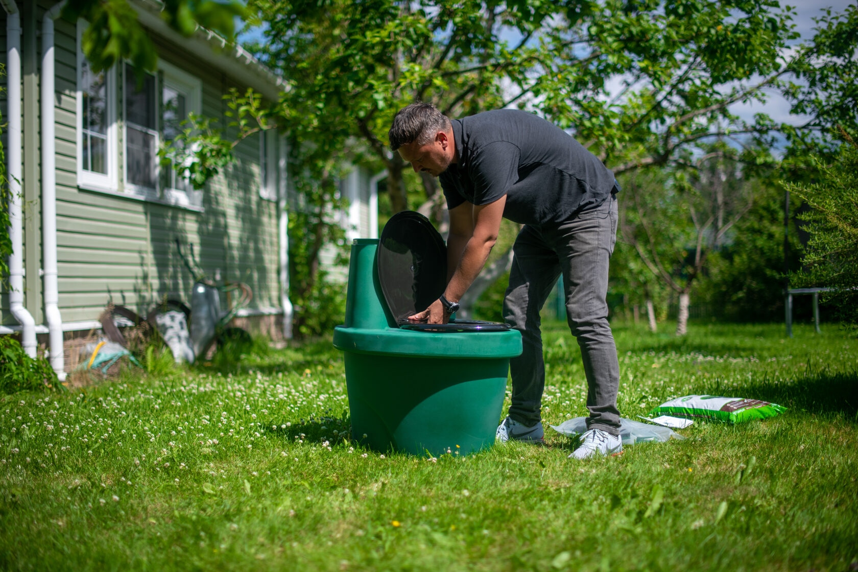 Эти решения упрощают жизнь дачникам: какие туалеты не требуют воды, канализации и частого обслуживания