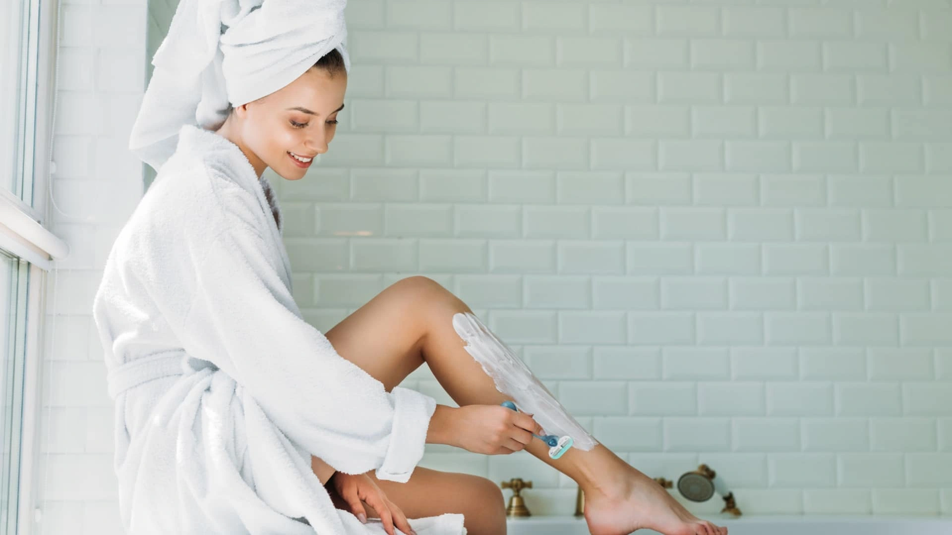 Женщины часто делают это неправильно: как избежать врастания волос после бритья и сохранить кожу гладкой