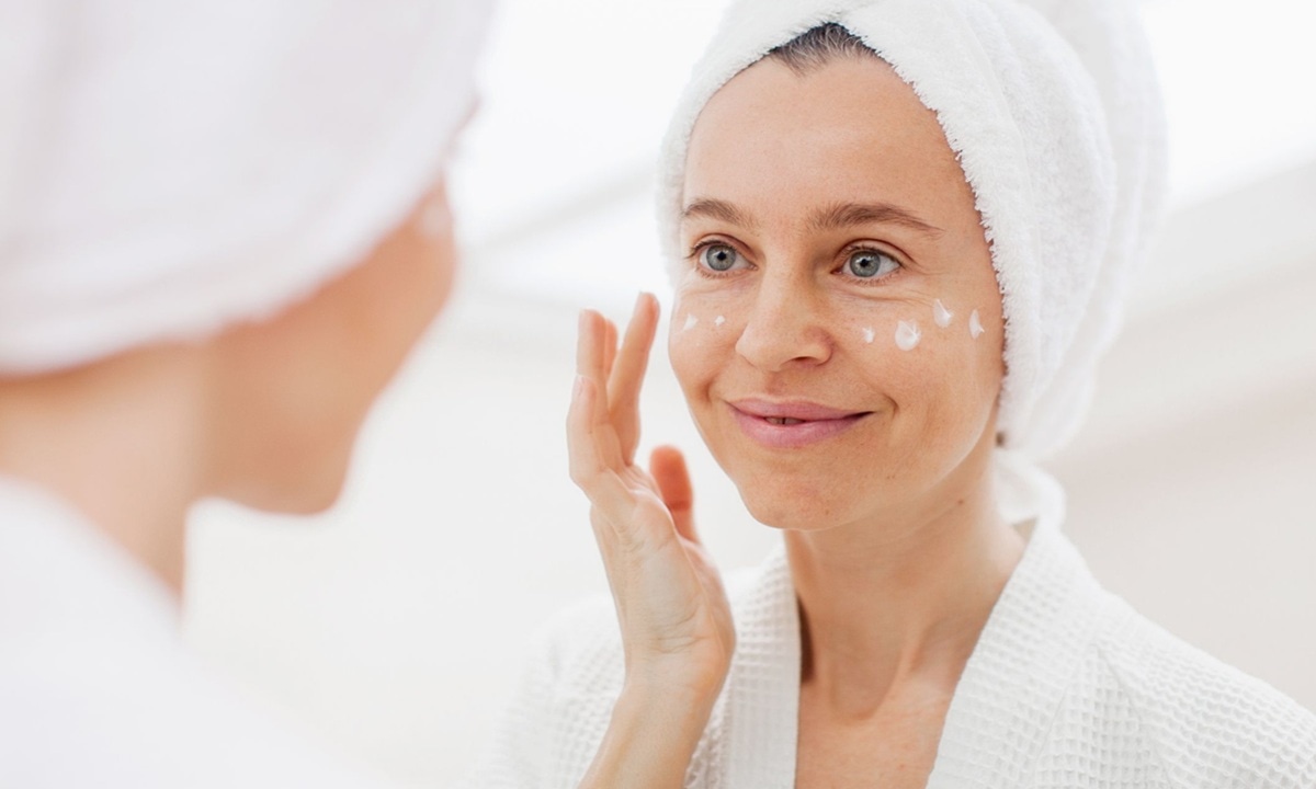 Почему после 40 кожа будто игнорирует уход: дело не в косметике, а в этом факторе, который съедает эффект