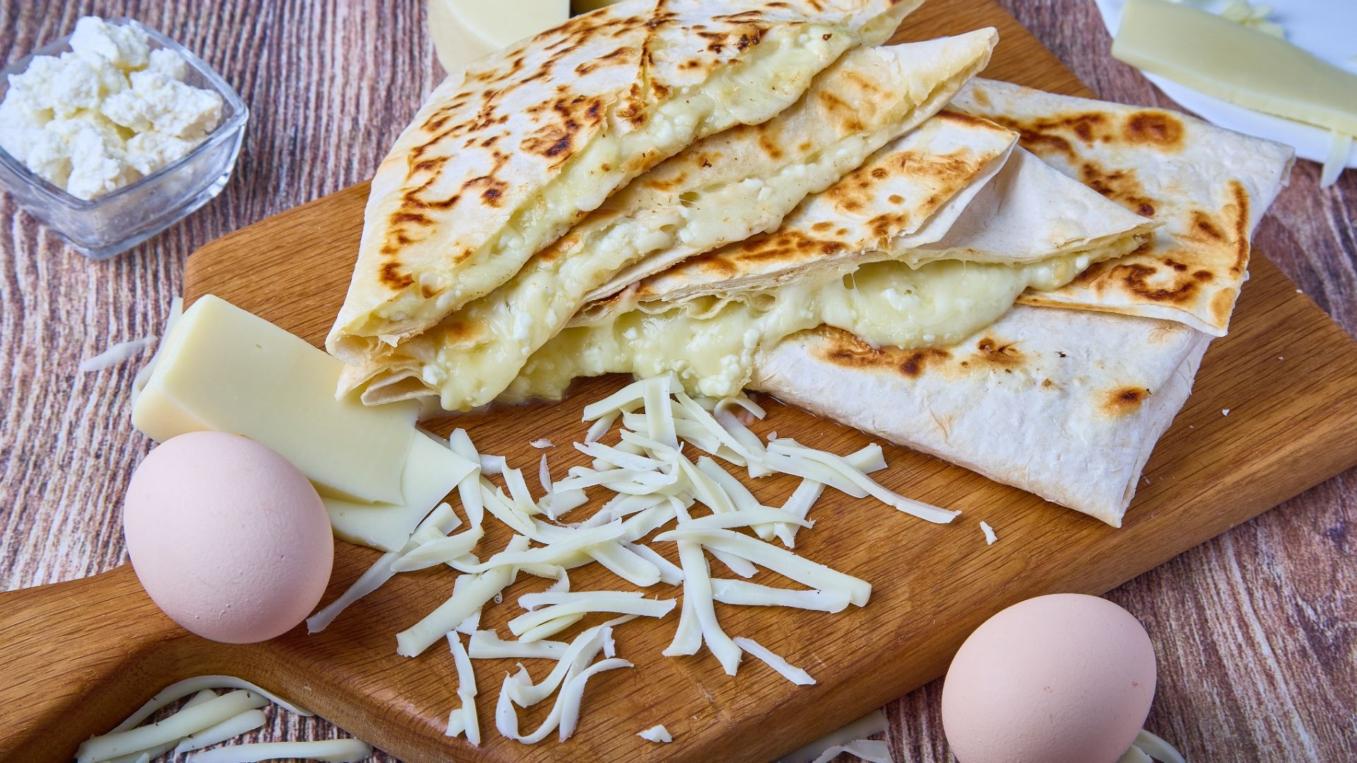 Если хочется хачапури, но времени нет: ленивый рецепт с хрустящей корочкой и тянущейся начинкой