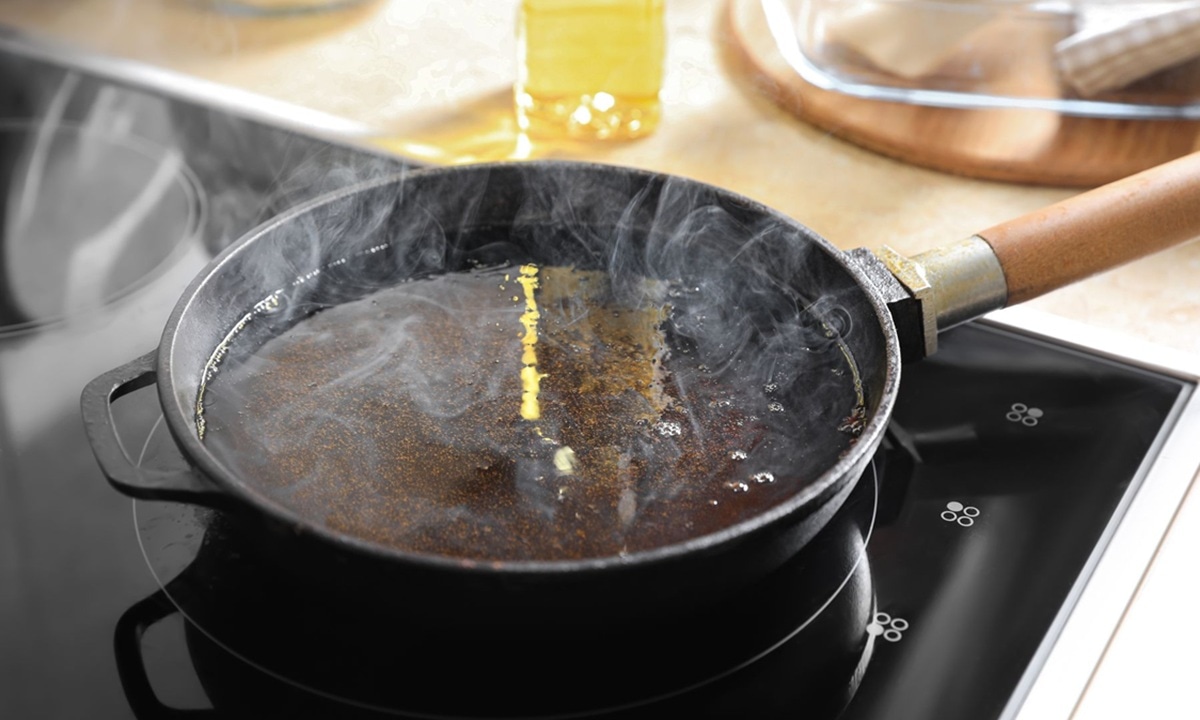 Если еда начала прилипать к сковороде: не спешите за новой  эти 3 средства восстановят покрытие