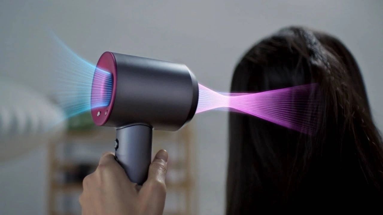 Волосы перестанут пушиться после сушки: как фен с ионизацией снижает ломкость и облегчает укладку