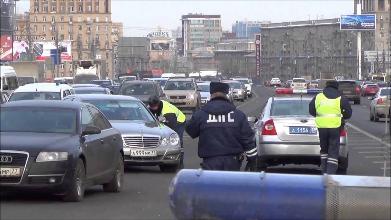Запомните это, чтобы не лишиться прав: как действовать, если автомобиль ГАИ перекрыл проезд