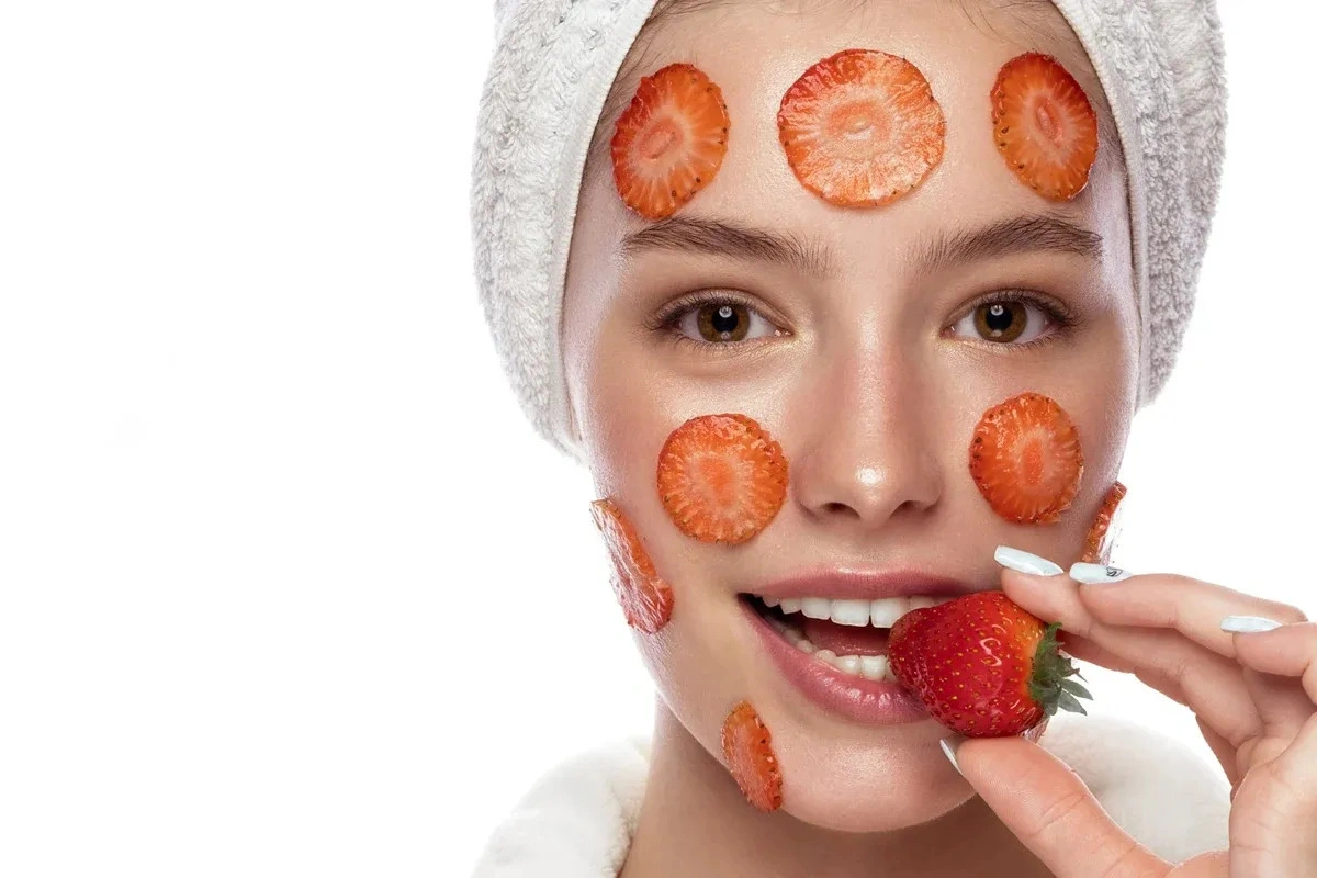 Ягода, которая делает больше дорогих кремов: как клубника заменяет маски, пилинг и даже осветляет зубы