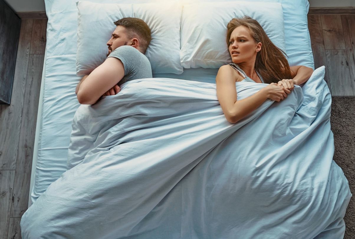 Почему не стоит спать под одним одеялом: как экономная привычка из прошлого снижает качество сна