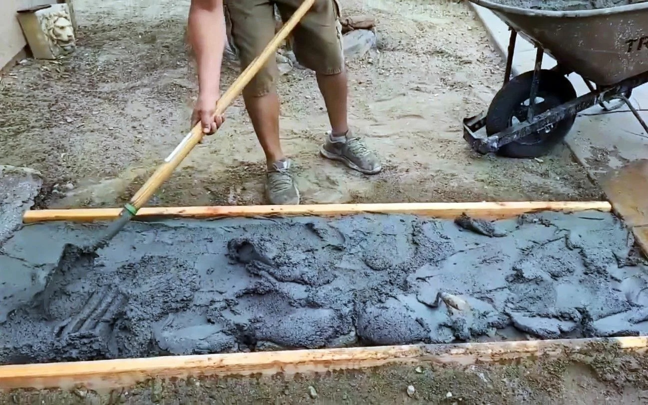 Дорожки перестанут тонуть после дождя: это покрытие без песка убирает застой воды на участке