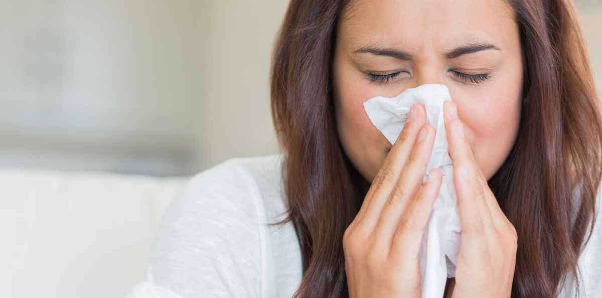 Никогда не сморкайтесь двумя ноздрями: как привычное действие приводит к инфекциям и травмам уха