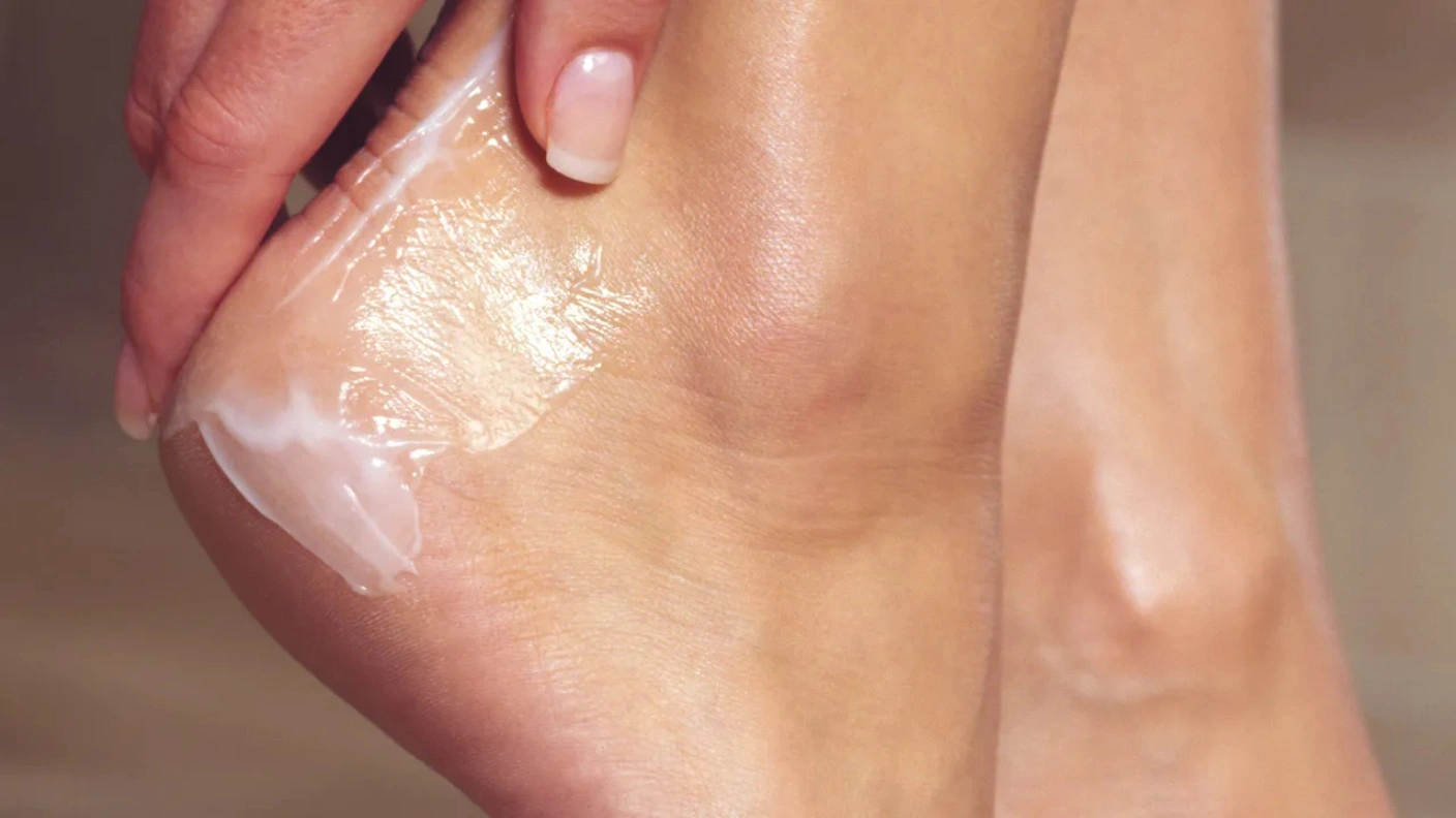 Перед сезоном босоножек это спасение: как за один вечер смягчить пятки и избавиться от огрубевшей кожи