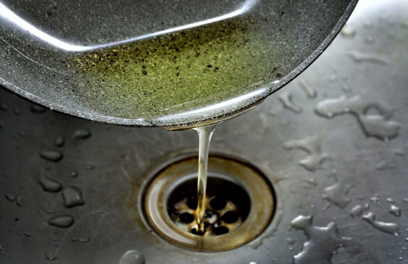 Жир и соусы губят трубы: почему горячая вода не спасает от засоров и что происходит внутри