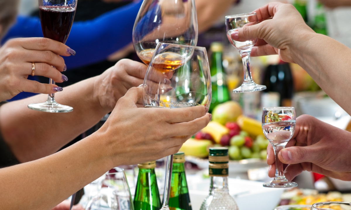 Почему принято чокаться бокалами: что скрывается за этим ритуалом и как он стал знаком единения