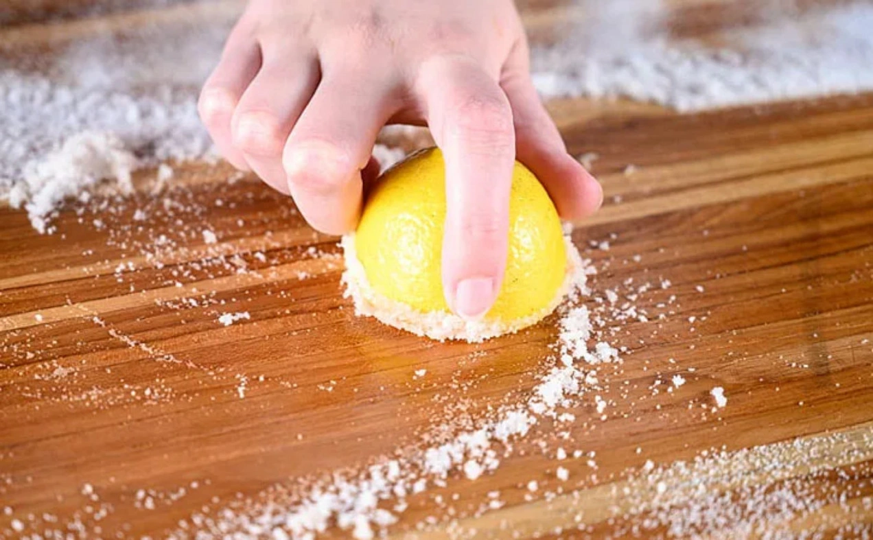 Деревянная доска требует особого ухода: как безопасно очистить поверхность без бытовой химии