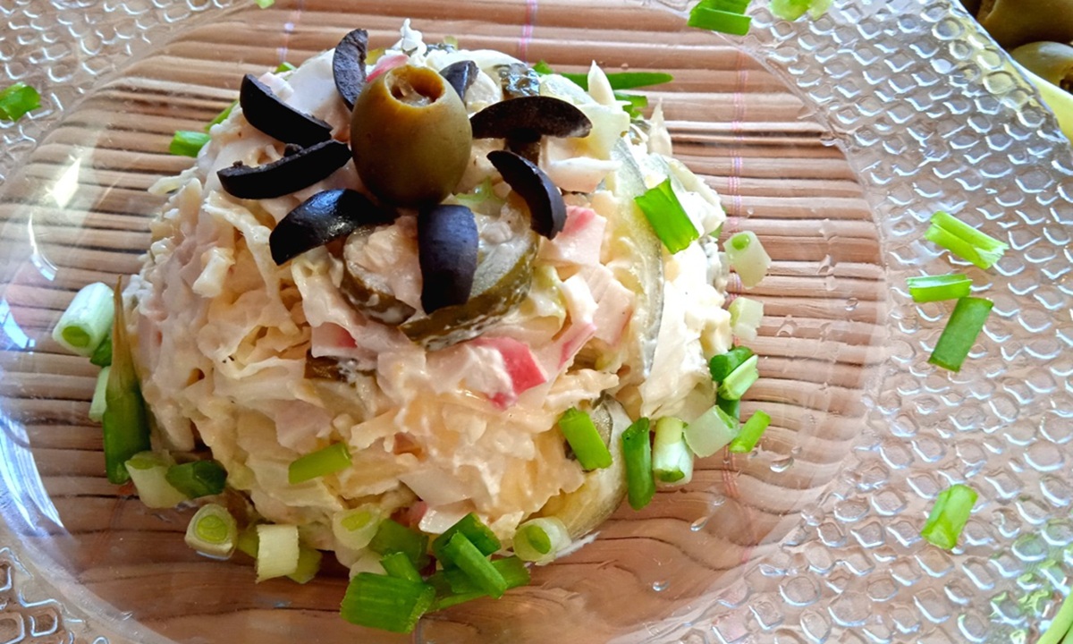 Привычный крабовый салат в новом исполнении: уберите рис и добавьте продукт, который изменит все