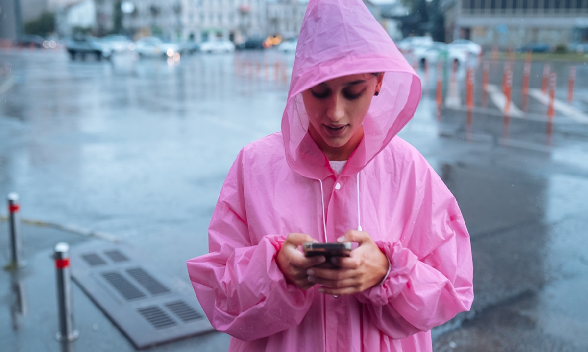 В грозу первым делом выключаю телефон: что на самом деле решает, куда ударит молния