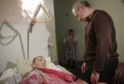 Михаил Ходорковский навещает раненого активиста украинского Майдана