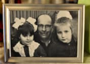 Ника Белоцерковская в детстве с отцом и сестрой