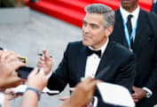 Джордж Клуни раздает автографы