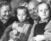 Никита Хрущев с женой и внуками