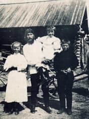 Матрена Распутина в детстве с отцом, сестрой и братом