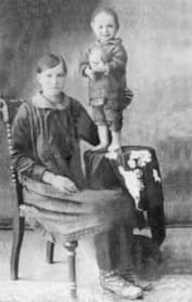 Василий Шукшин в детстве с мамой