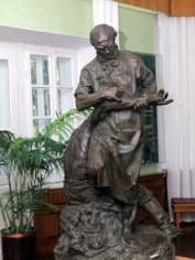 Статуя "Николай Пирогов за работой"