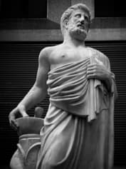 Статуя Гиппократа