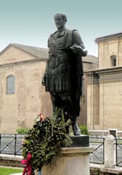 Памятник Гая Юлия Цезаря