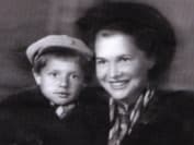 Александр Пороховщиков в детстве с мамой
