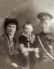 Николай Гумилев с семьей