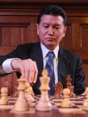 Кирсан Илюмжинов играет в шахматы