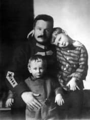 Михаил Фрунзе с детьми