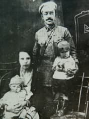 Иван Панфилов с семьей