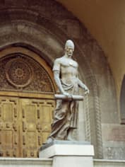 Памятник Шота Руставели