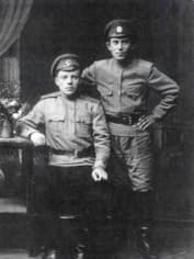 Николай Ежов с сослуживцем