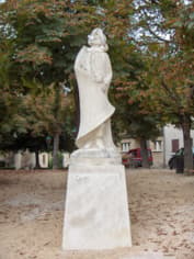 Памятник Сирано де Бержераку