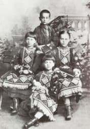 Борис Житков в детстве с сестрами