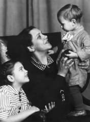 Наталья Кончаловская с сыном и дочерью