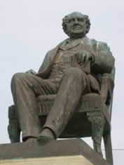 Памятник Финеасу Тейлору Барнуму