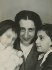 ‪Анна Франк с мамой и сестрой