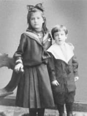 Лариса Рейснер в детстве с братом