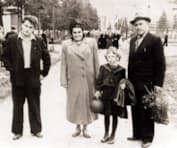 Евгения Гинзбург с семьей