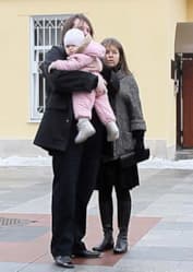 Александр Листьев с женой и дочкой