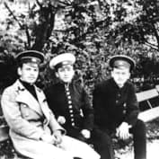 Константин Паустовский (слева) в школе